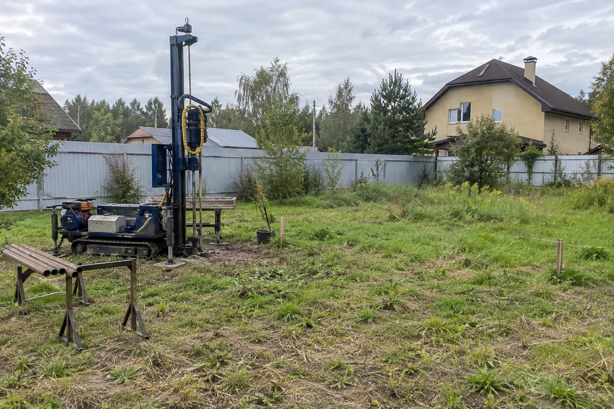 Компактная буровая установка на участке перед строительством дома