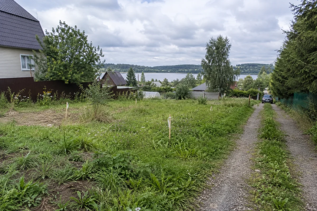 Две размеченные зоны рядом с подъездом и видом на водоём