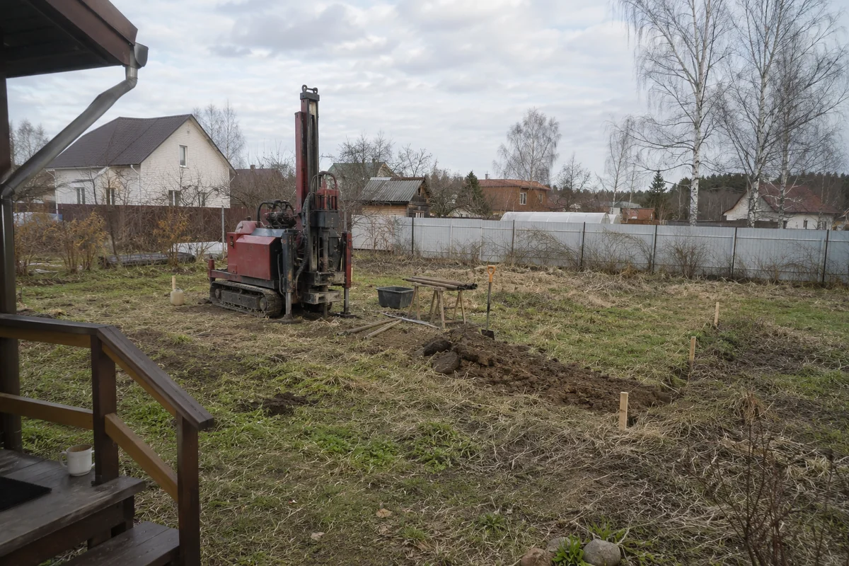Буровая установка на весеннем участке, вид с крыльца