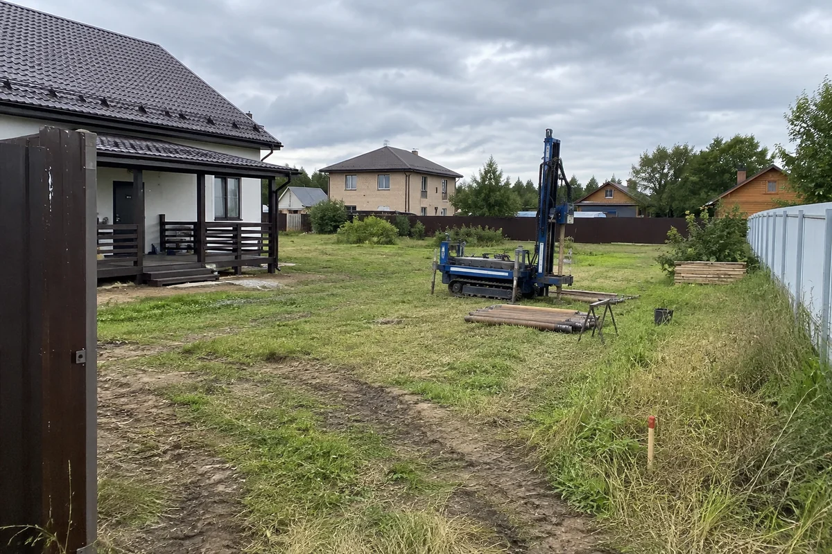 Буровая установка у площадки будущего жилого блока рядом с домом